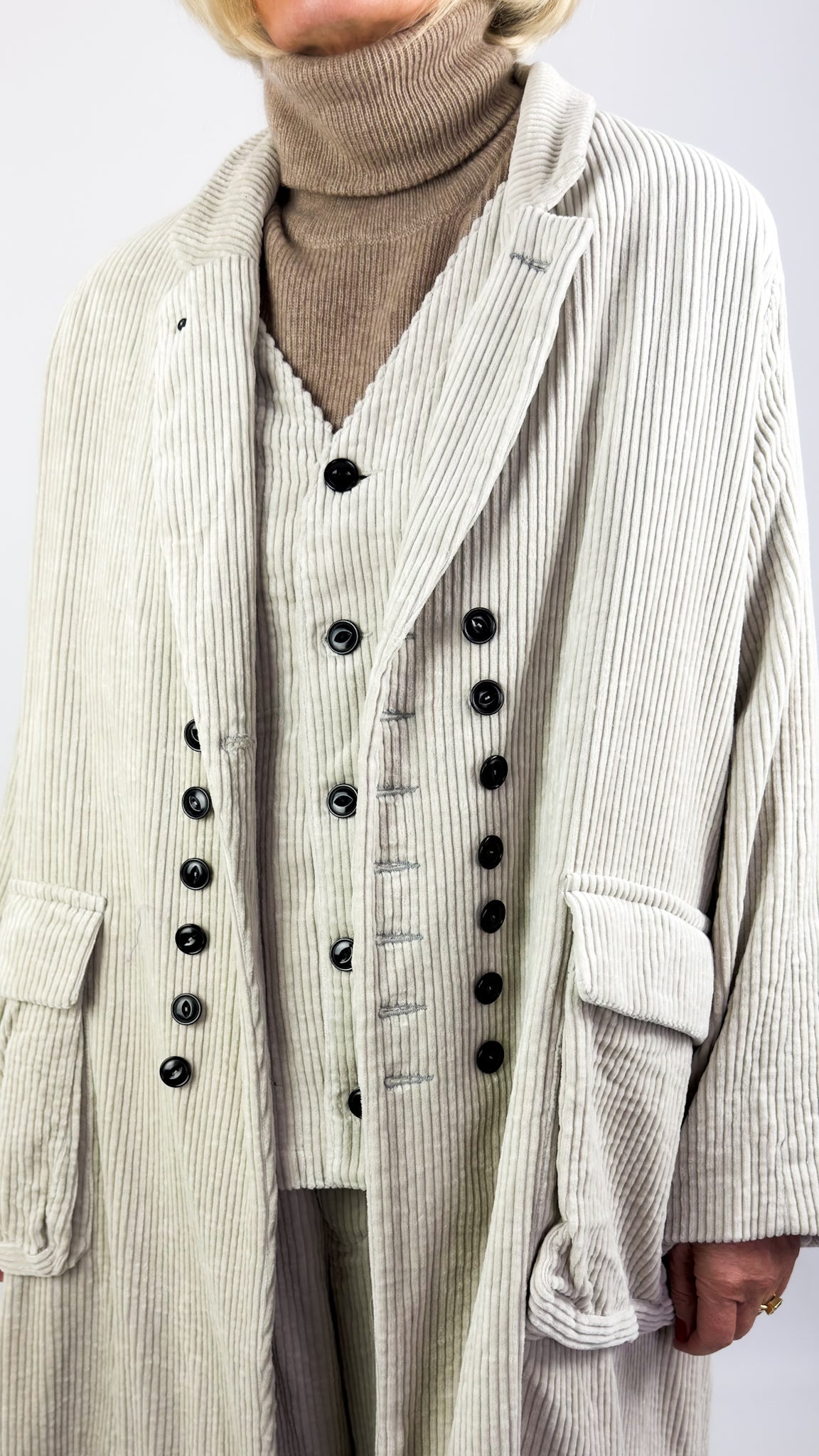 Klasica Doma Coat Bone