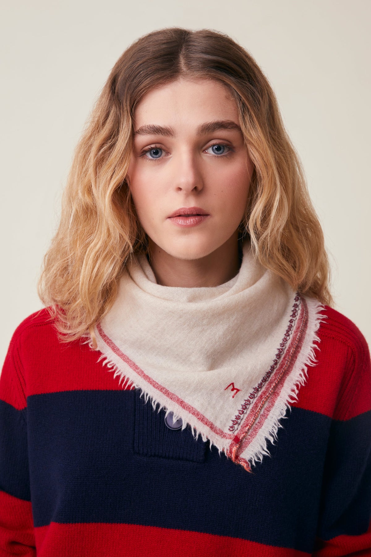 Mois Mont Idol Scarf Embroidered Cord