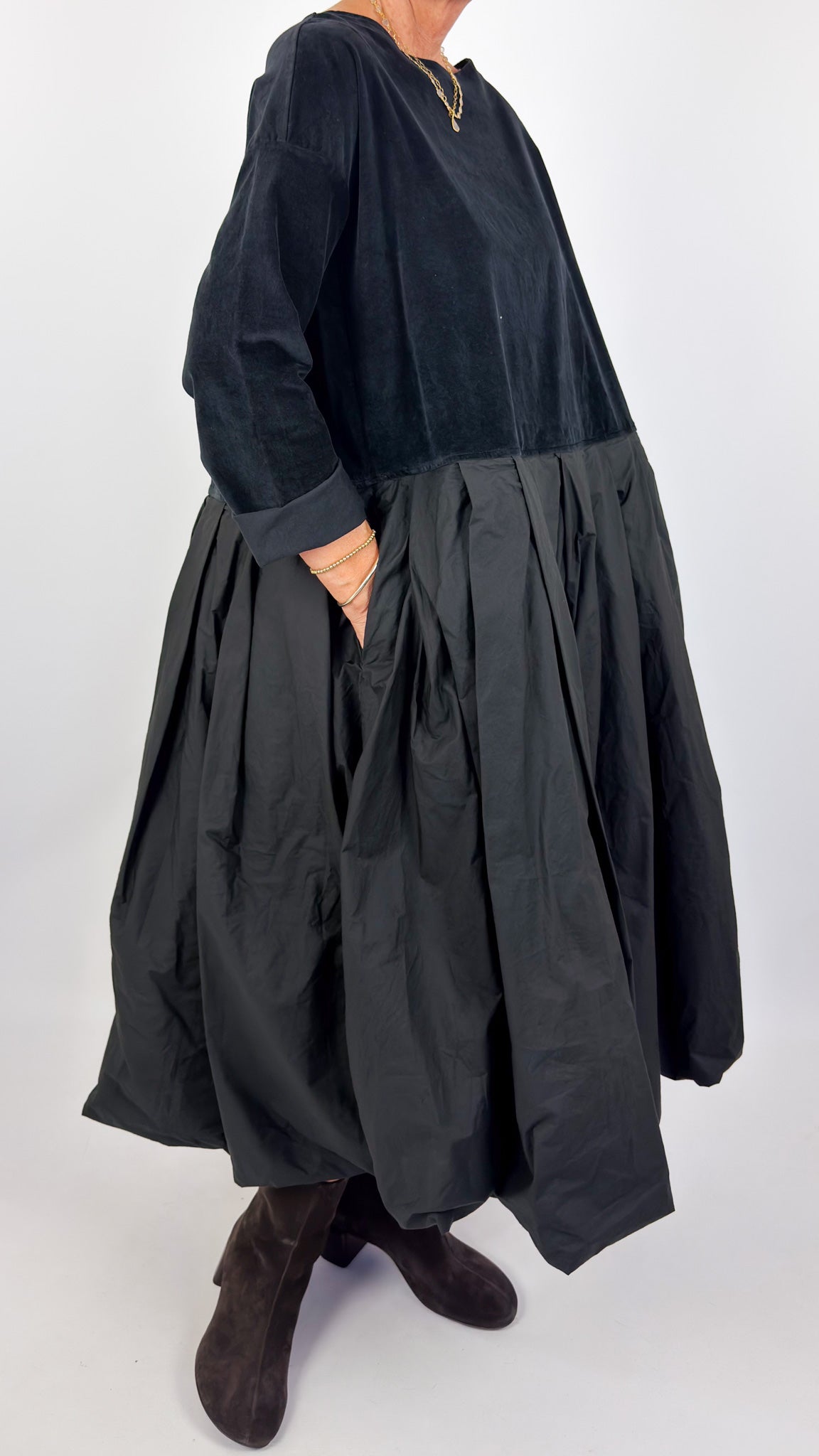 Album Di Famiglia V/TC Boatneck Pleat Dress Black