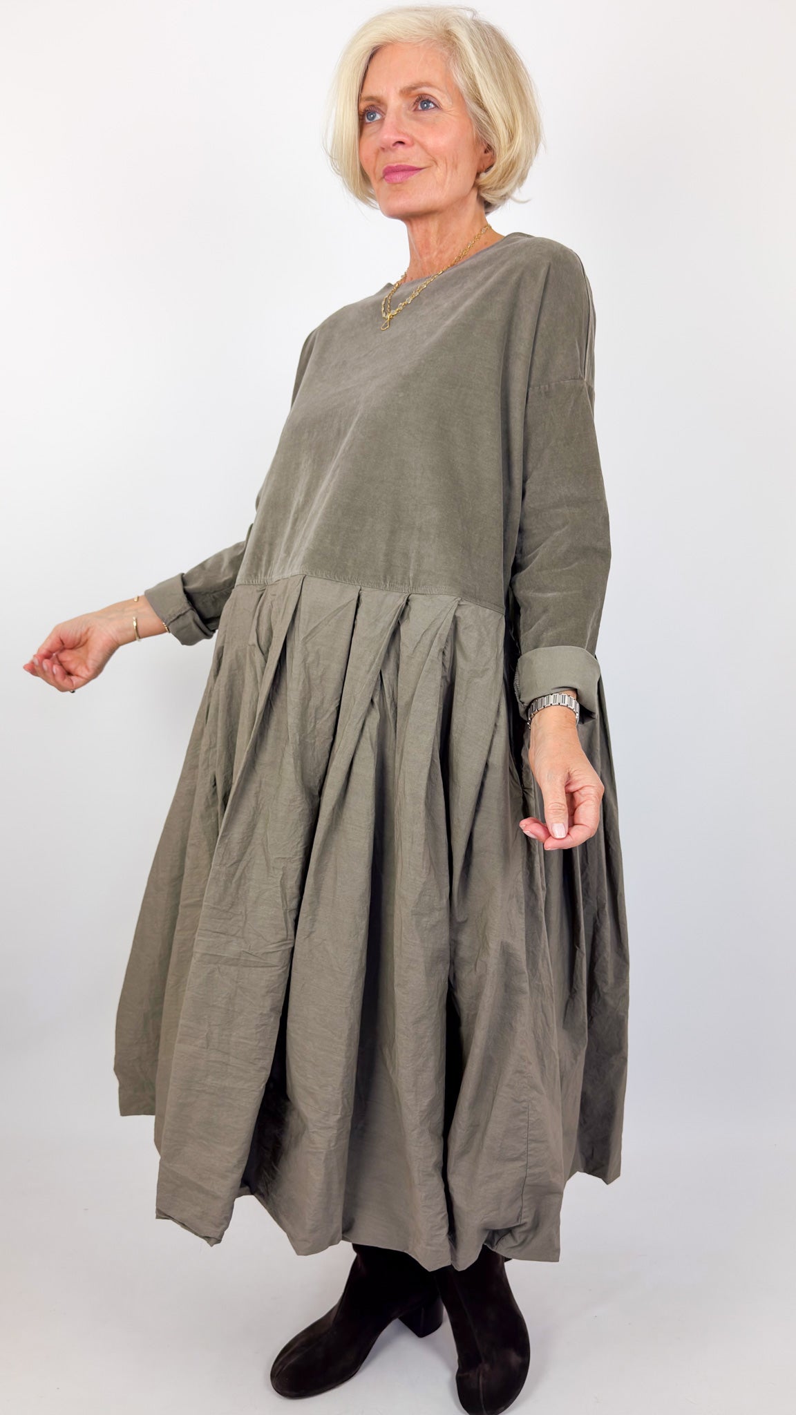 Album Di Famiglia V/TC Boatneck Pleat Dress Taupe