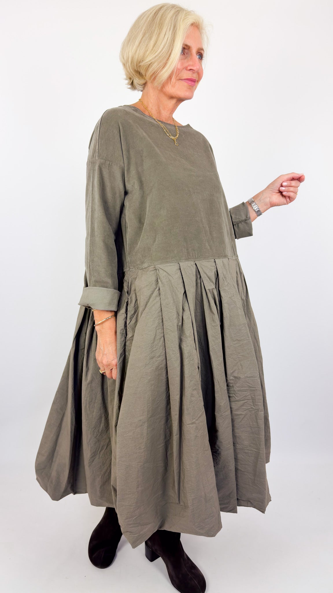 Album Di Famiglia V/TC Boatneck Pleat Dress Taupe