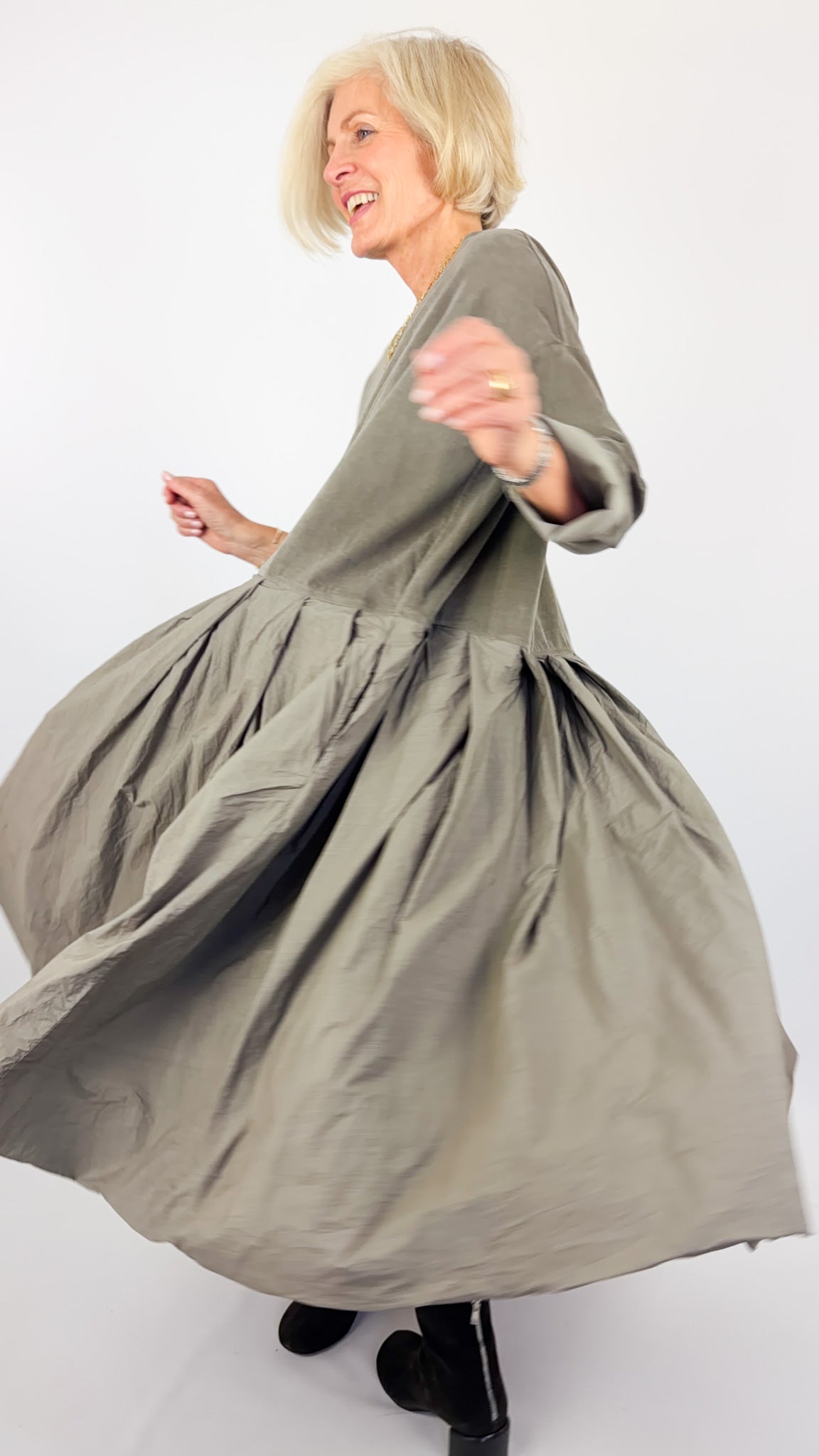Album Di Famiglia V/TC Boatneck Pleat Dress Taupe