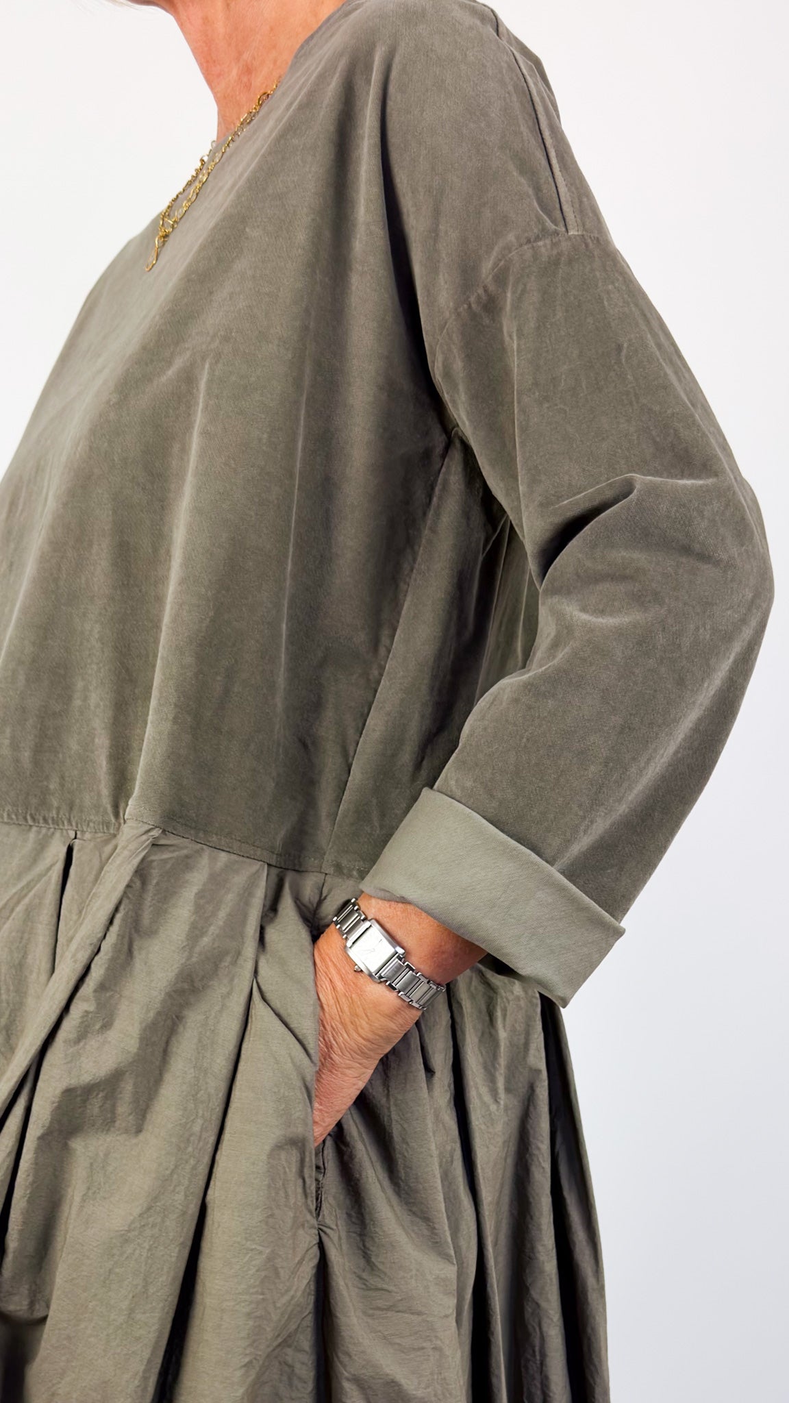 Album Di Famiglia V/TC Boatneck Pleat Dress Taupe