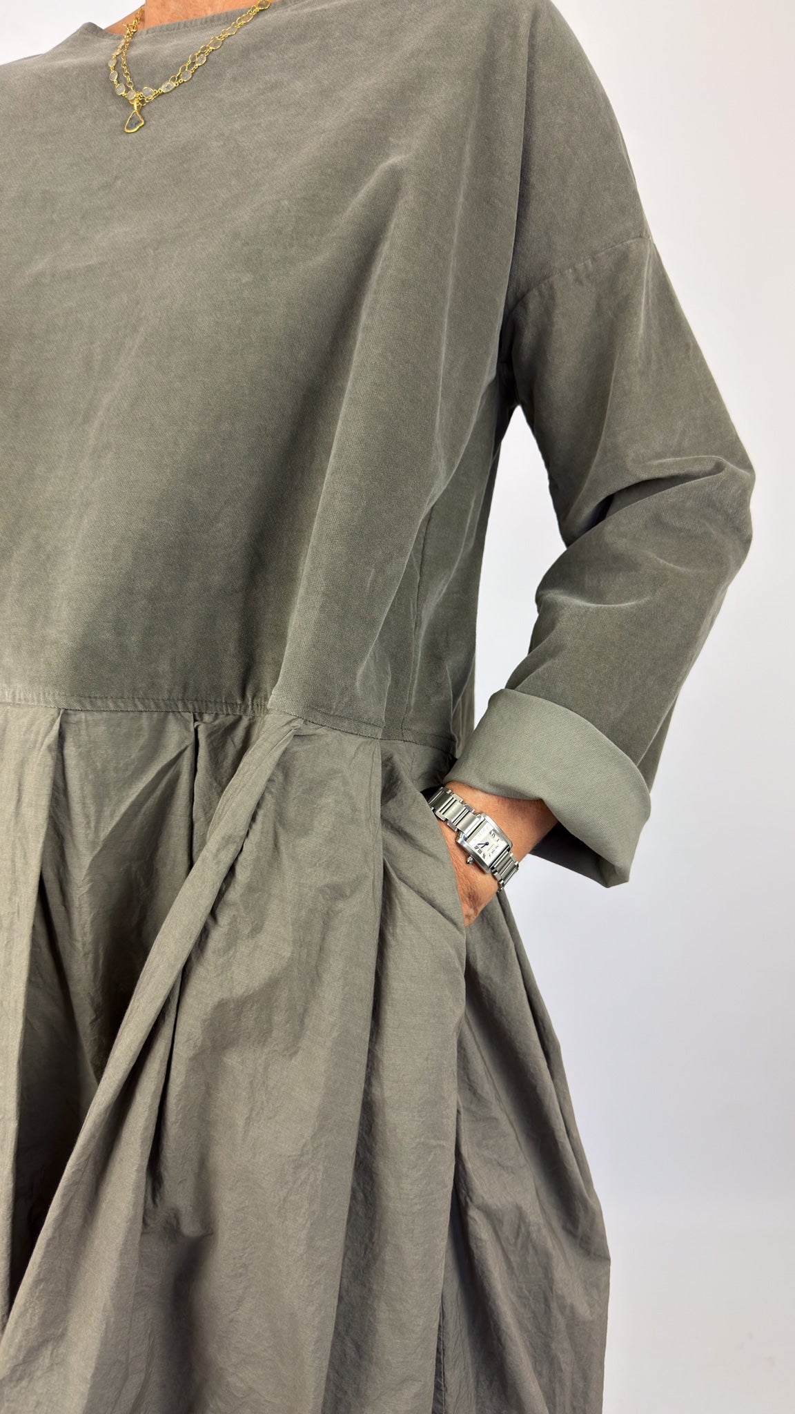 Album Di Famiglia V/TC Boatneck Pleat Dress Taupe