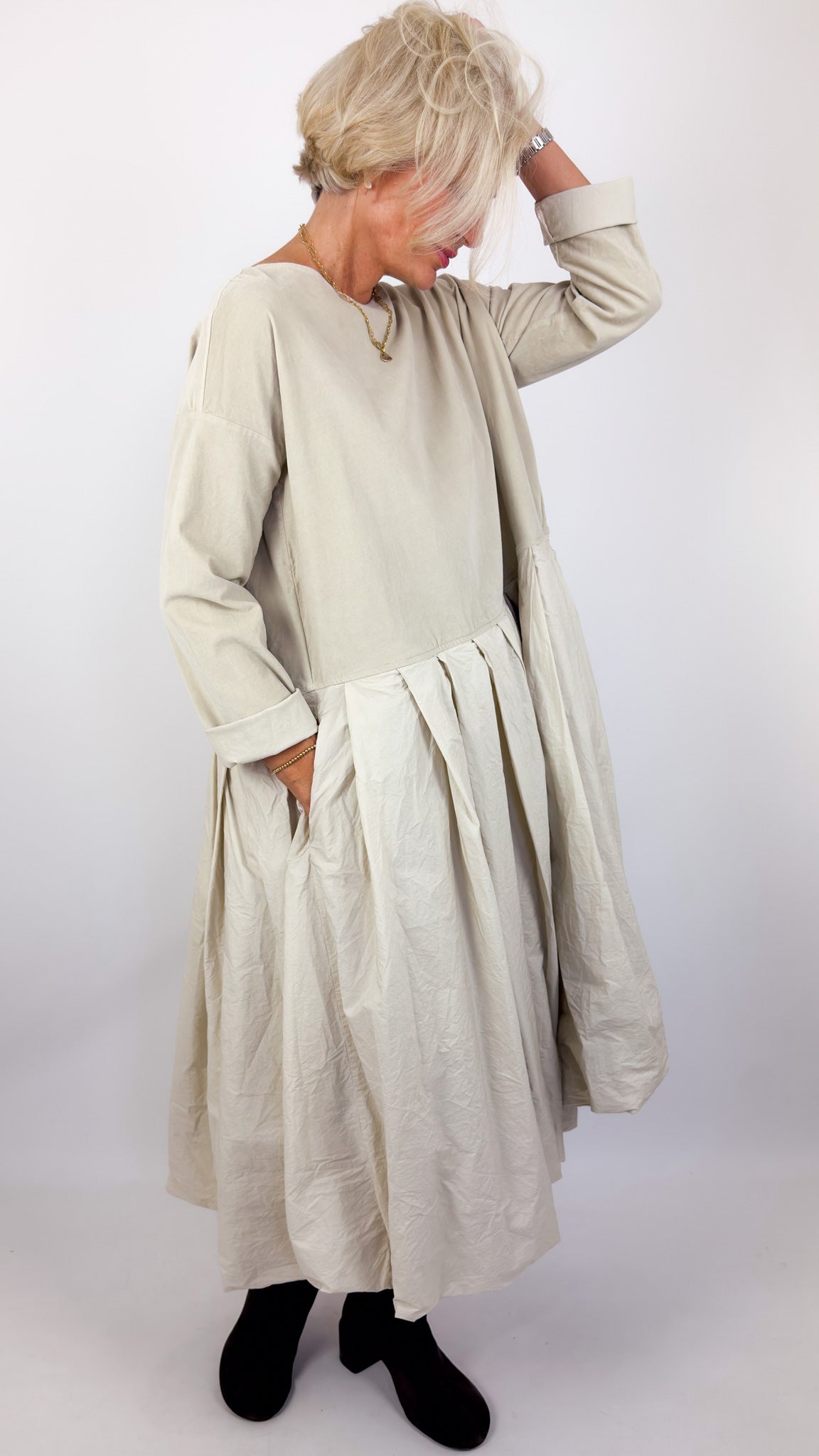 Album Di Famiglia V/TC Boatneck Pleat Dress Oatmeal