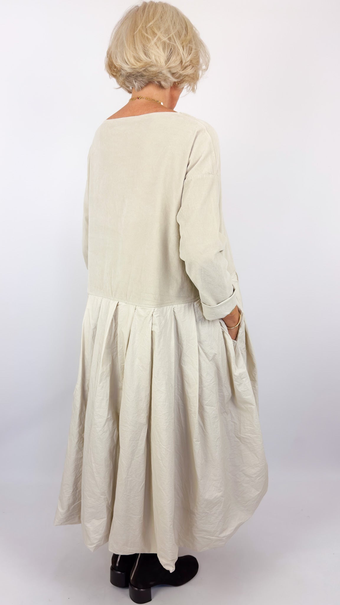 Album Di Famiglia V/TC Boatneck Pleat Dress Oatmeal