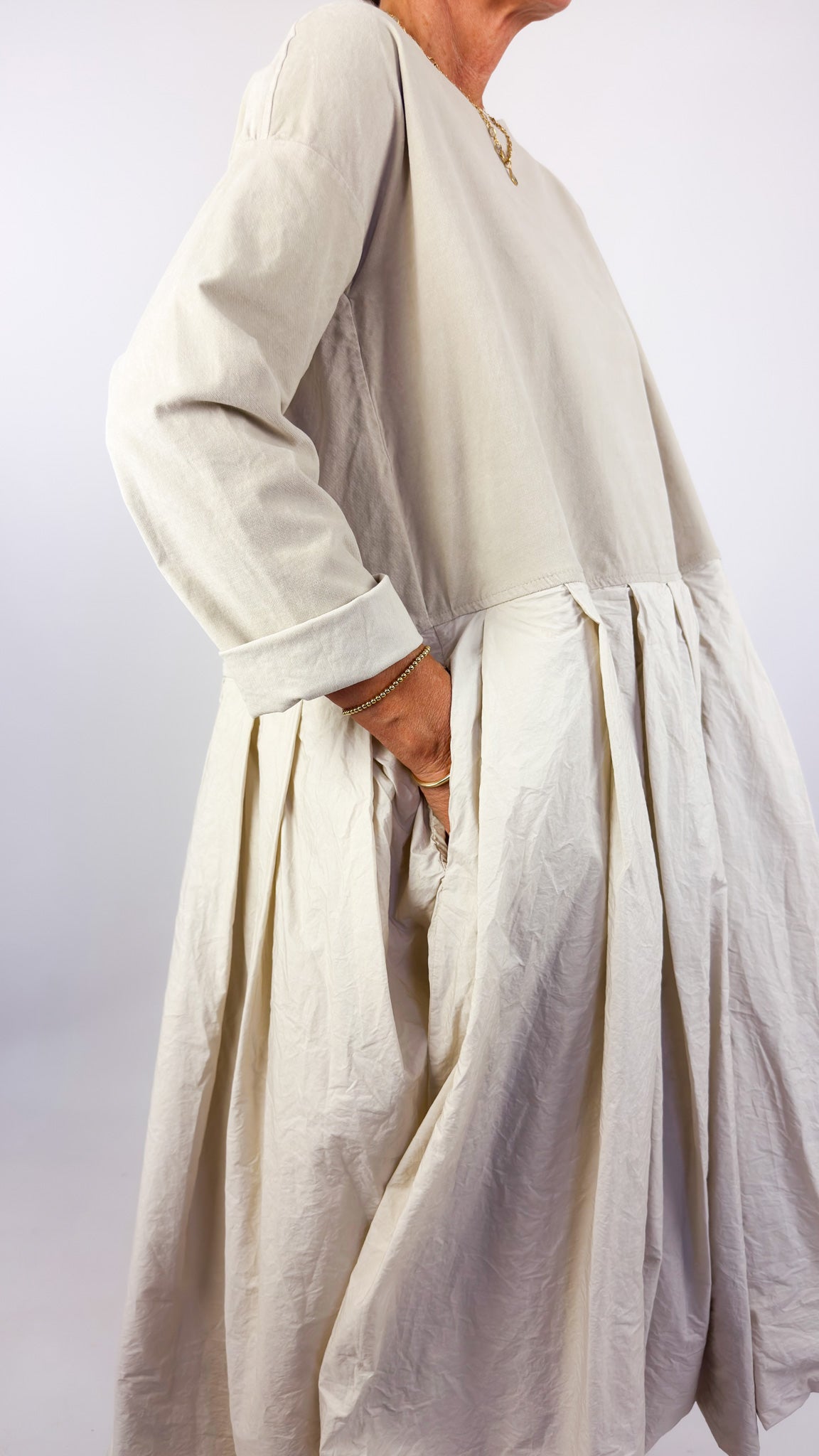 Album Di Famiglia V/TC Boatneck Pleat Dress Oatmeal