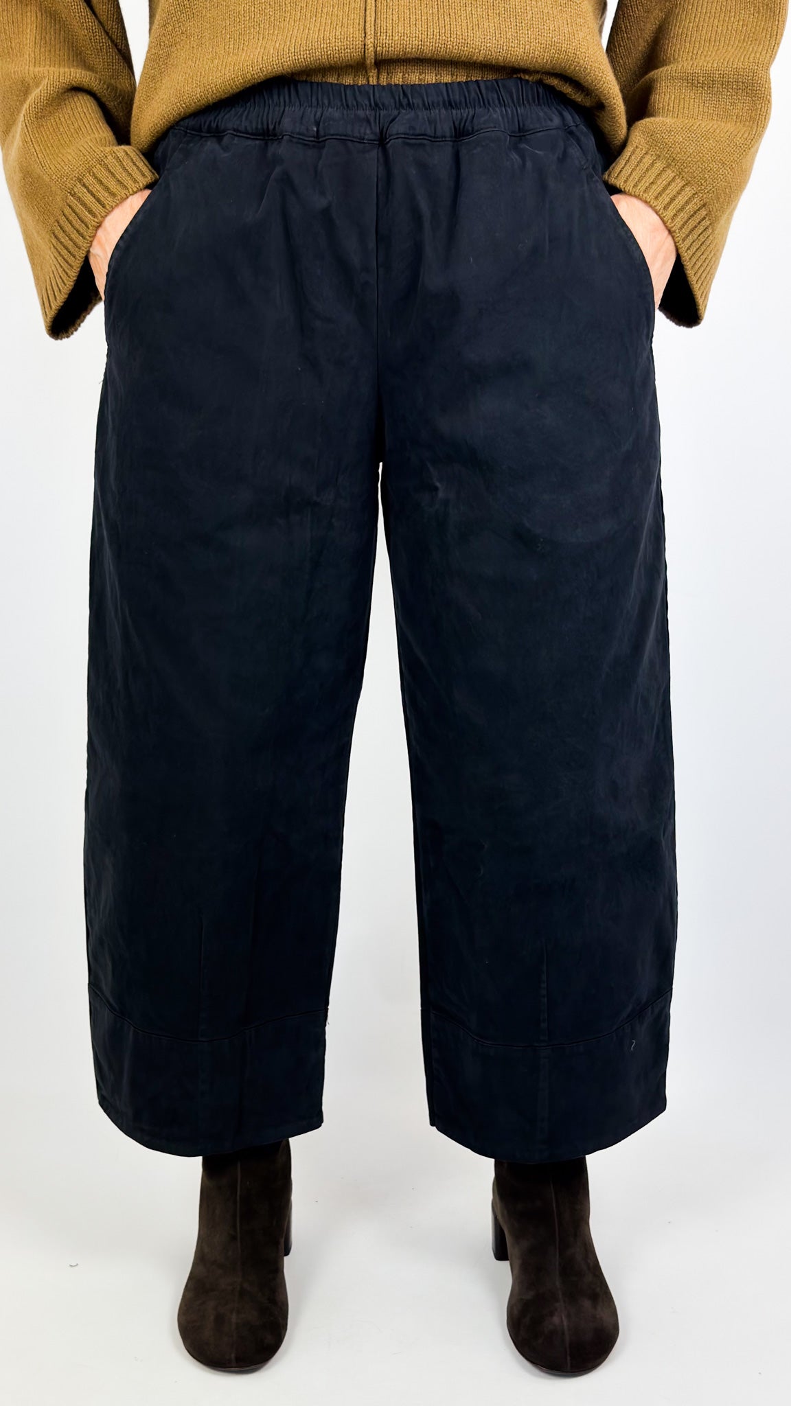 Aequamente 234 Trousers Black