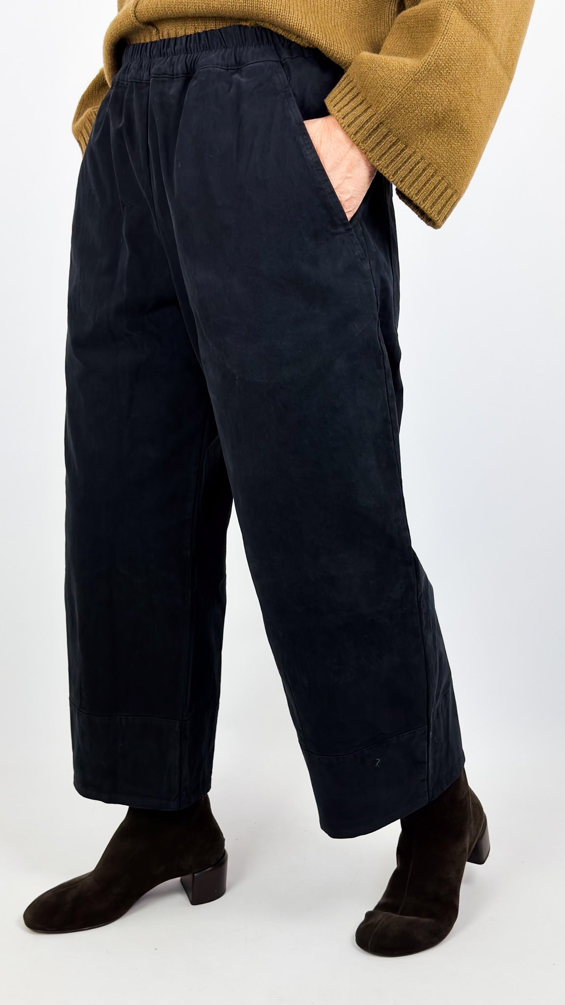 Aequamente 234 Trousers Black
