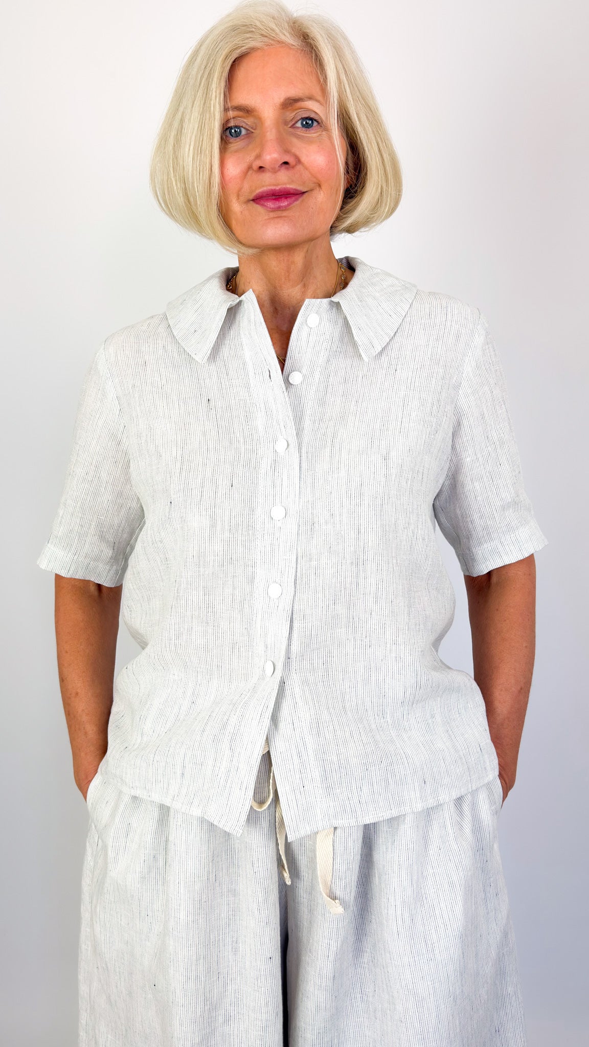 Der Antagonist S23 Shirt White Stripe