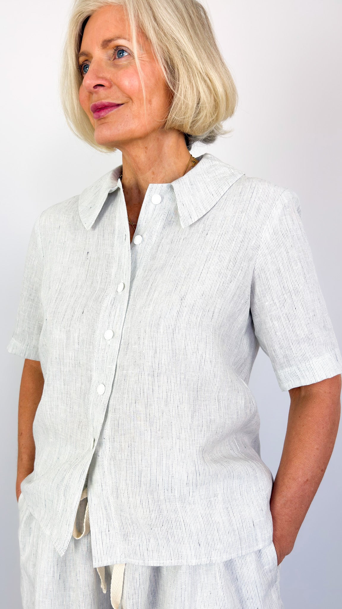 Der Antagonist S23 Shirt White Stripe