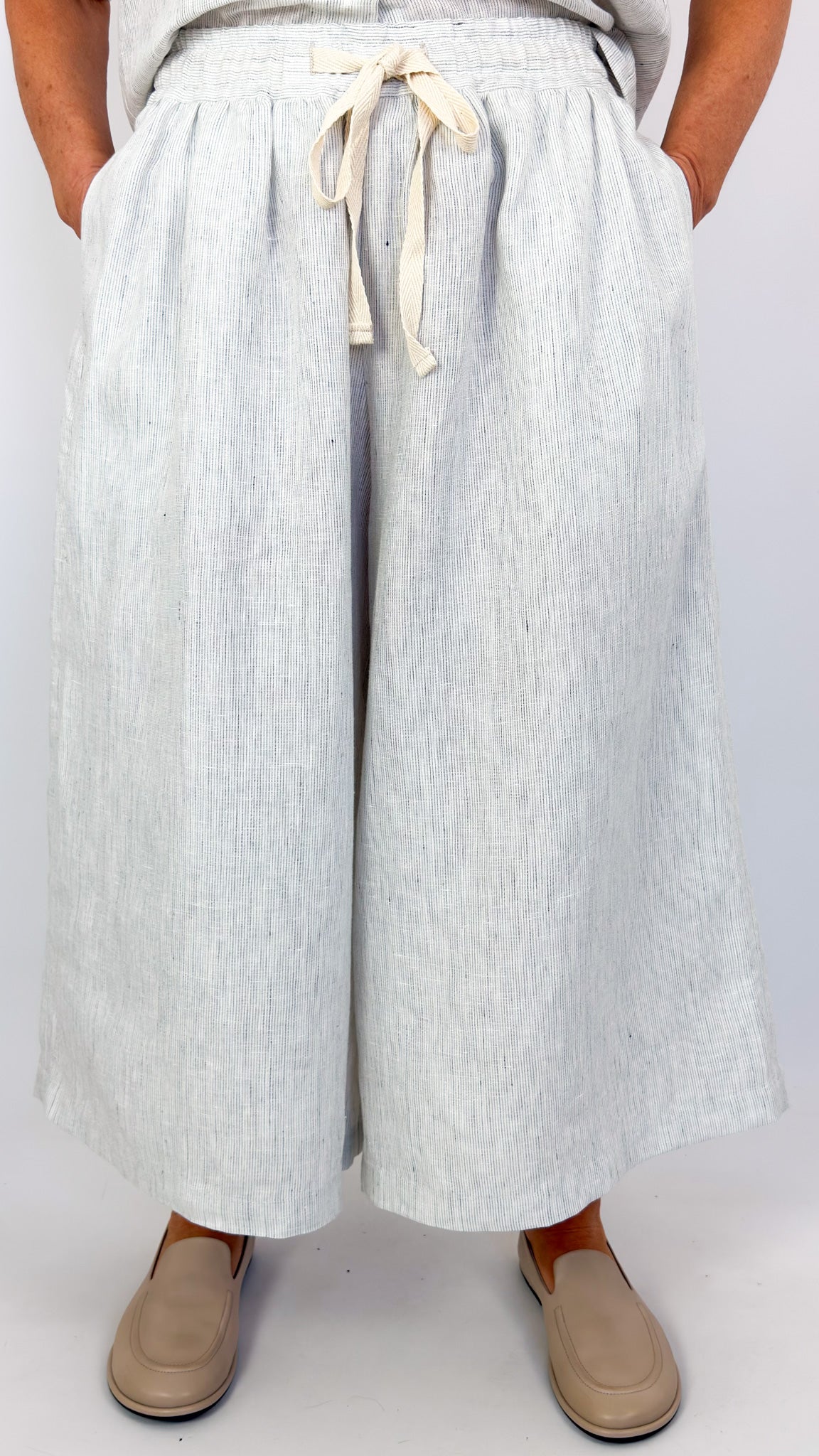 Der Antagonist P17 Culottes White Stripe