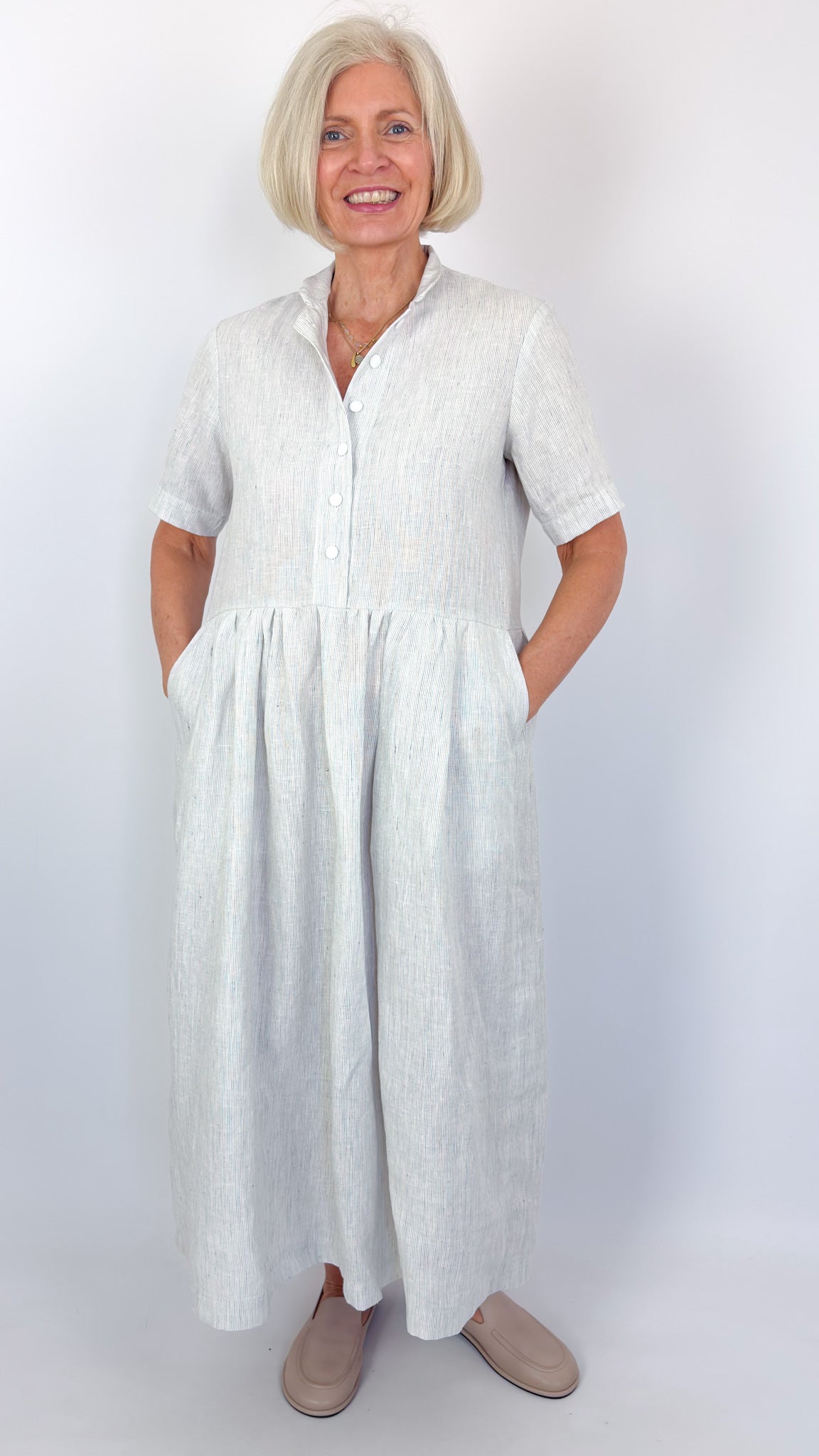 Der Antagonist D16 Dress White Stripe
