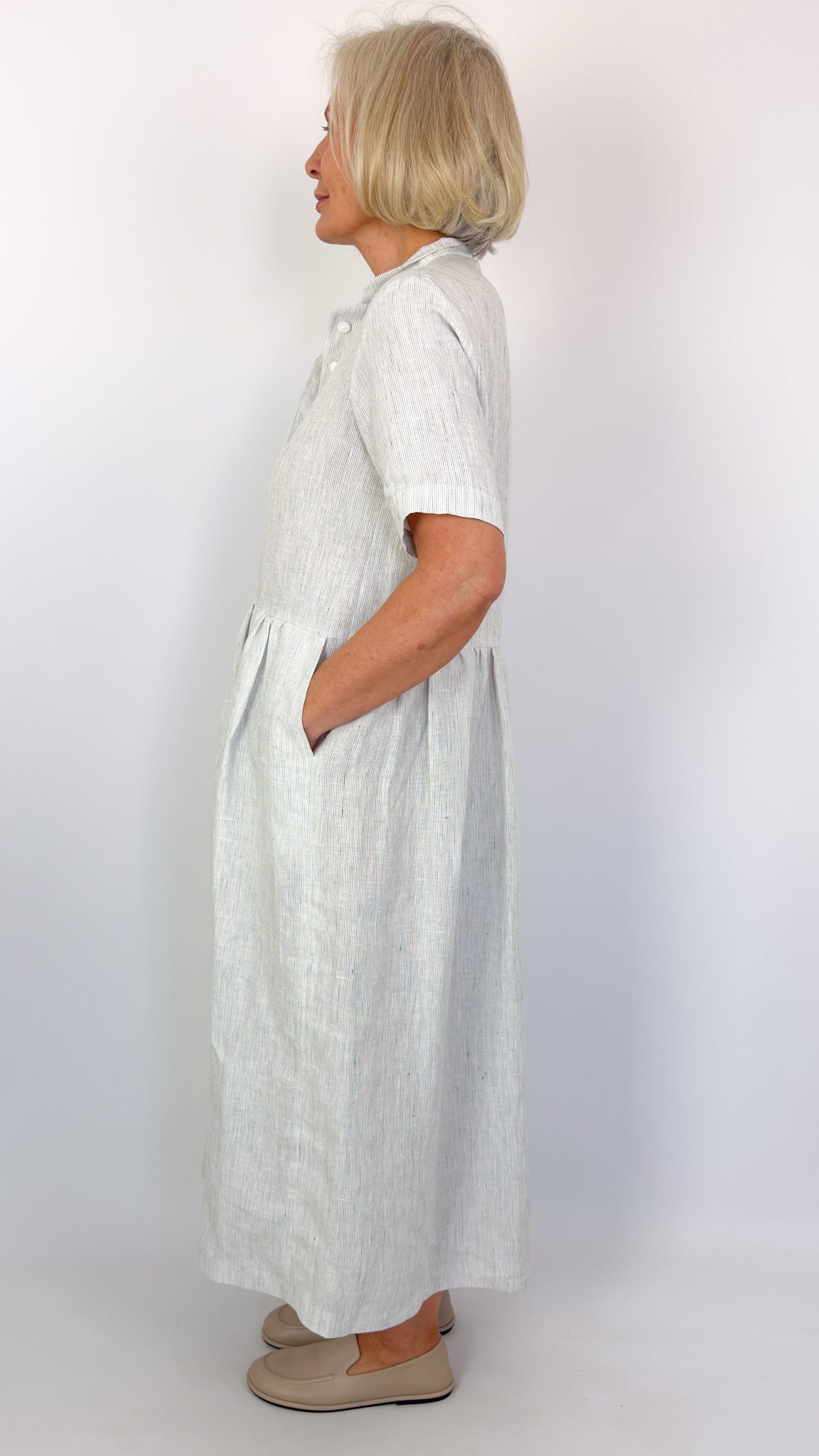 Der Antagonist D16 Dress White Stripe