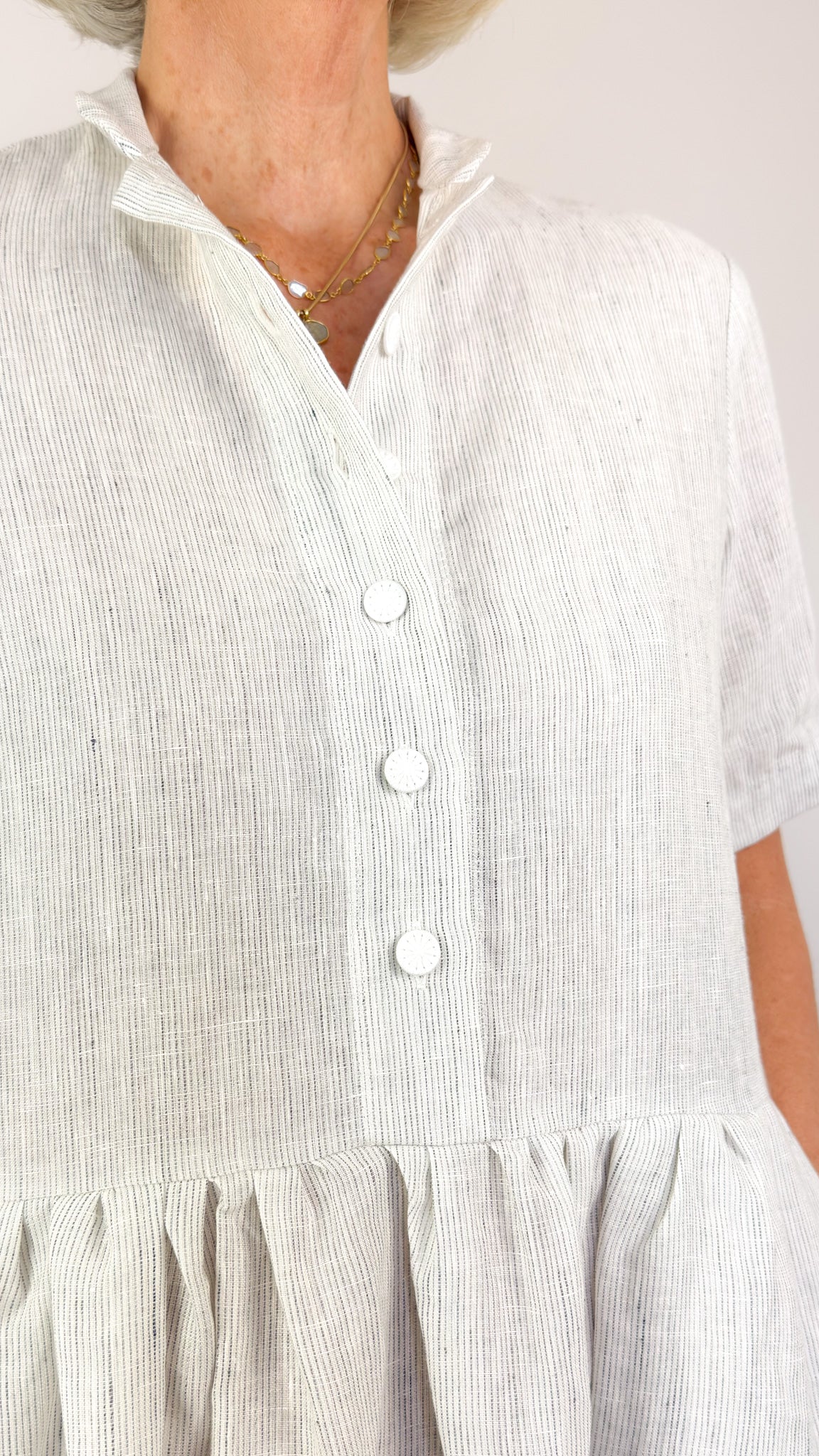 Der Antagonist D16 Dress White Stripe